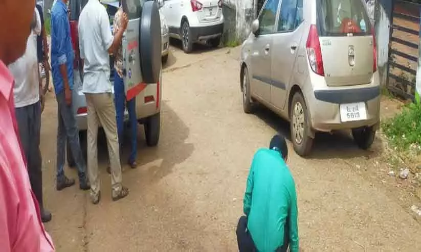 ഓ​ട്ടോ​റി​ക്ഷ ഡ്രൈ​വ​റെ വെ​ട്ടി​ക്കൊ​ല​പ്പെ​ടു​ത്താ​ൻ ശ്ര​മം;  ഫോ​റ​ൻ​സി​ക് സം​ഘം പ​രി​ശോ​ധ​ന ന​ട​ത്തി