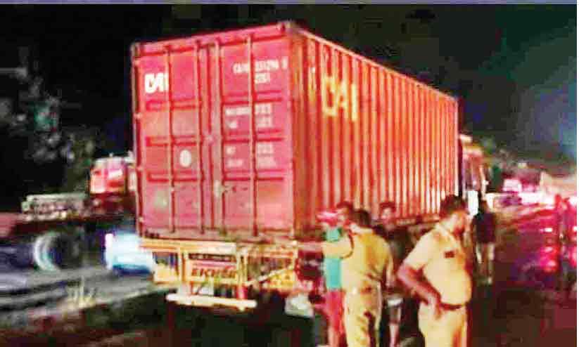 കണ്ടെയ്നർ ലോറിക്ക് തീപിടിച്ചു കണ്ടെയ്നർ ലോറിക്ക് തീപിടിച്ചു