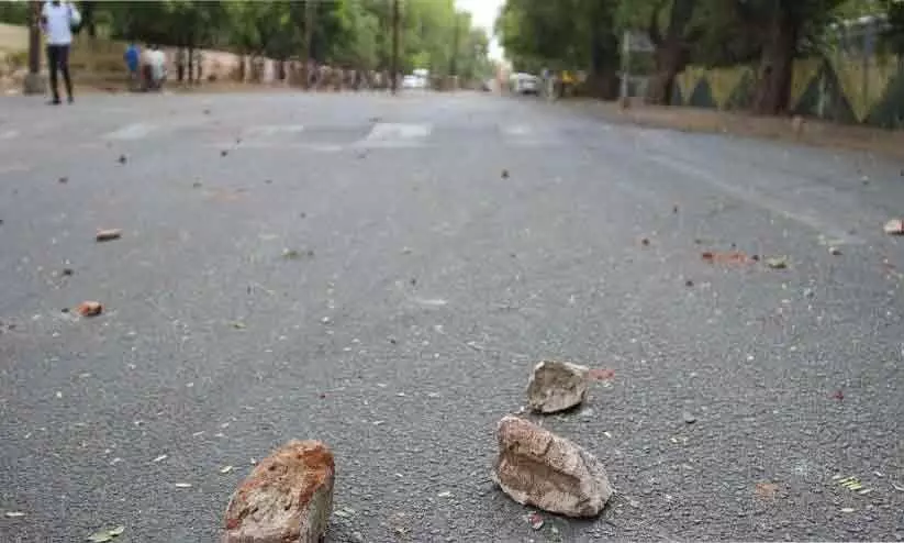 എ​ൻ.​എ​സ്.​എ​സ് ക്യാ​മ്പി​ന് ക​ല്ലേ​റ്: വി​ദ്യാ​ർ​ഥി​നി​ക്ക് പ​രി​ക്ക്