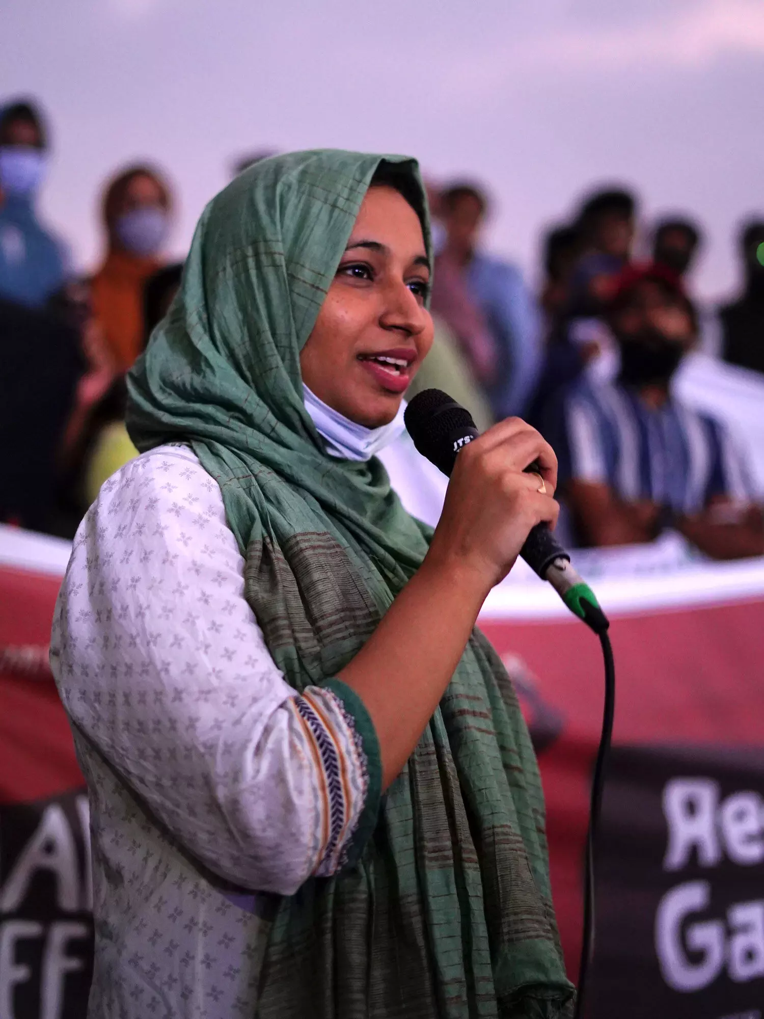 ല​​​ദീ​​​ദ ഫ​​​ർ​​​സാ​​​ന