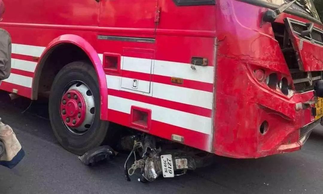 സ്വകാര്യ ബസ്സിടിച്ച് ബൈക്ക് യാത്രക്കാരന് ഗുരുതര പരിക്ക്