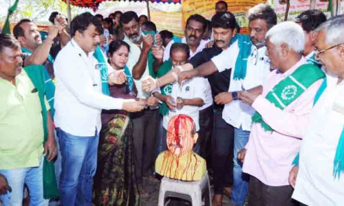 മുഖ്യമന്ത്രിയുടെ രൂപത്തിൽ രക്തം ഒഴുക്കി കർഷകപ്രതിഷേധം മുഖ്യമന്ത്രിയുടെ രൂപത്തിൽ രക്തം ഒഴുക്കി കർഷകപ്രതിഷേധം