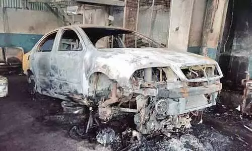 വർക് ഷോപ്പിൽ തീപിടിത്തം; നാല് കാറുകൾ കത്തിനശിച്ചു