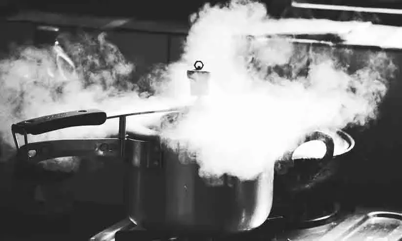 സർക്കാർ ആശുപത്രിയിലെ കുക്കർ പൊട്ടിത്തെറിച്ച് വയോധികയുടെ കാലിന്‍റെ എല്ല് പൊട്ടി