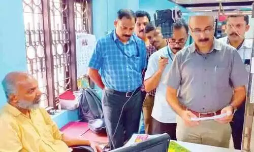 കൈക്കൂലി വാങ്ങുന്നതിനിടെ സബ് രജിസ്ട്രാർ ഓഫിസ് ജീവനക്കാരൻ പിടിയിൽ കൈക്കൂലി വാങ്ങുന്നതിനിടെ സബ് രജിസ്ട്രാർ ഓഫിസ് ജീവനക്കാരൻ പിടിയിൽ