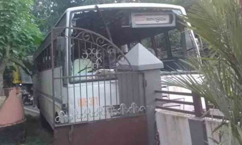 കെ.എസ്.ആർ.ടി.സി ബസ് നിയന്ത്രണം വിട്ട് മതിലിൽ ഇടിച്ചു