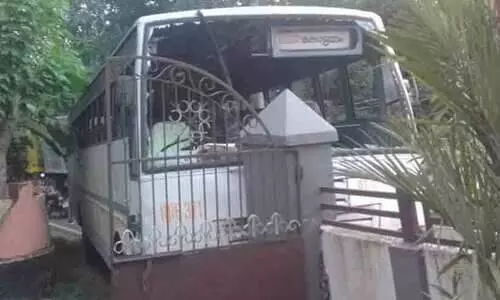 കെ.എസ്.ആർ.ടി.സി ബസ് നിയന്ത്രണം വിട്ട് മതിലിൽ ഇടിച്ചു