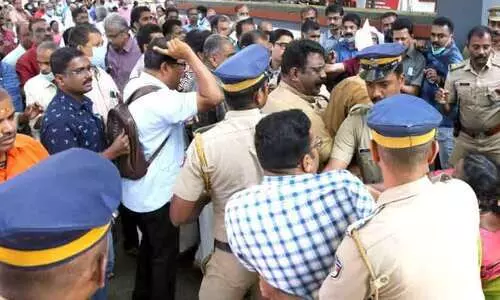 ആധാരമെഴുത്ത്​ അസോസിയേഷന്‍ ഉപരോധസമരത്തിൽ സംഘർഷം