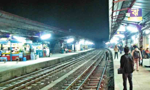 ഇരുളകലാതെ പാലക്കാട് ടൗൺ റെയിൽവേ പ്ലാറ്റ്ഫോം