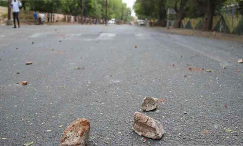 എ​ൻ.​എ​സ്.​എ​സ് ക്യാ​മ്പി​ന് ക​ല്ലേ​റ്: വി​ദ്യാ​ർ​ഥി​നി​ക്ക് പ​രി​ക്ക്