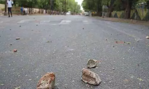 എ​ൻ.​എ​സ്.​എ​സ് ക്യാ​മ്പി​ന് ക​ല്ലേ​റ്: വി​ദ്യാ​ർ​ഥി​നി​ക്ക് പ​രി​ക്ക്