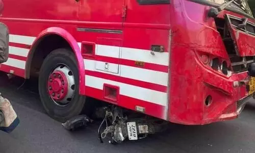 സ്വകാര്യ ബസ്സിടിച്ച് ബൈക്ക് യാത്രക്കാരന് ഗുരുതര പരിക്ക്