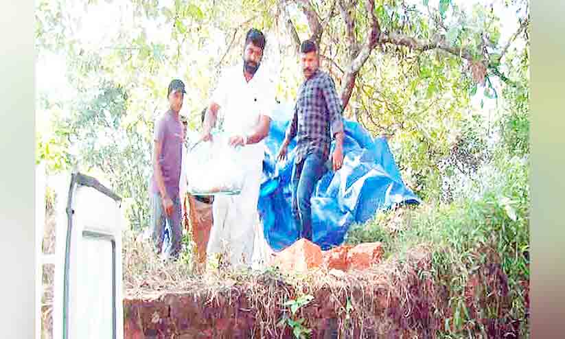 ഗര്ഭസ്ഥശിശുവിന്റെ മരണം: മൃതദേഹം പുറത്തെടുത്ത് പോസ്റ്റുമോർട്ടം ചെയ്തു ഗര്ഭസ്ഥശിശുവിന്റെ മരണം: മൃതദേഹം പുറത്തെടുത്ത് പോസ്റ്റുമോർട്ടം ചെയ്തു