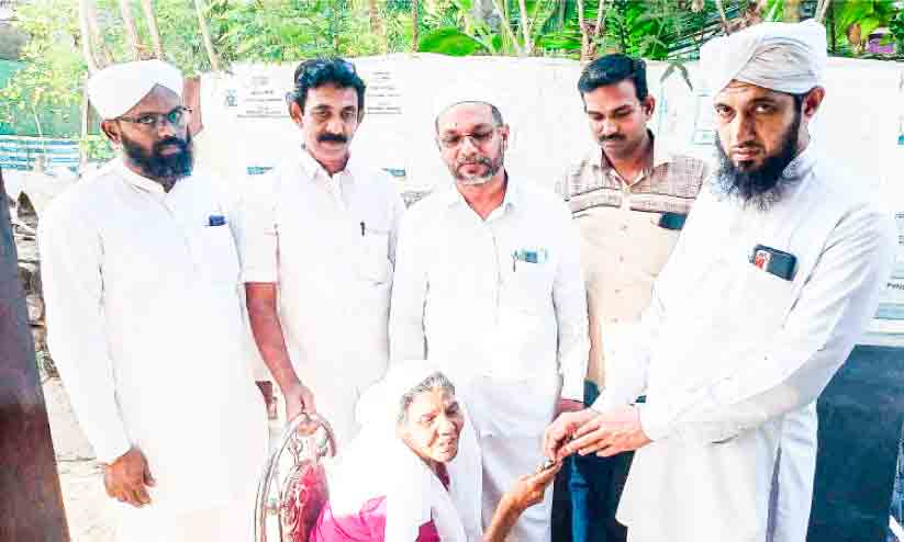 ഷുക്കൂറിന്റെ കൈത്താങ്ങിൽ വയോധികക്കും മകൾക്കും പാർപ്പിടമൊരുങ്ങി ഷുക്കൂറിന്റെ കൈത്താങ്ങിൽ വയോധികക്കും മകൾക്കും പാർപ്പിടമൊരുങ്ങി