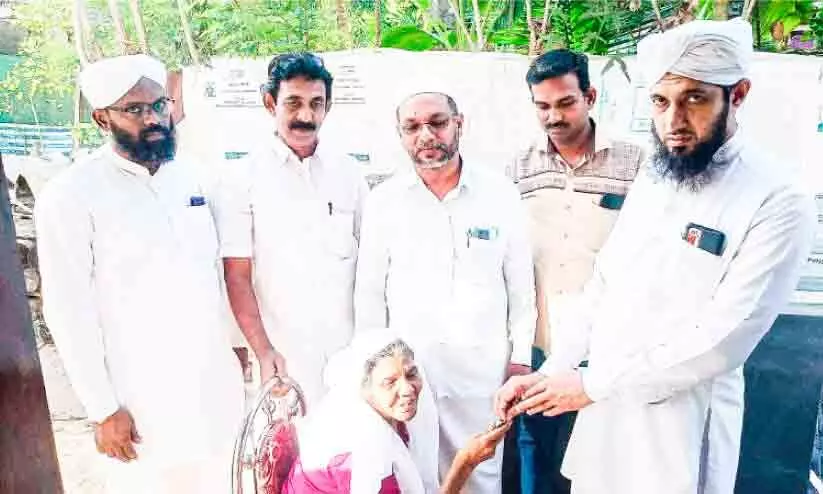 ഷുക്കൂറിന്‍റെ കൈത്താങ്ങിൽ വയോധികക്കും മകൾക്കും പാർപ്പിടമൊരുങ്ങി