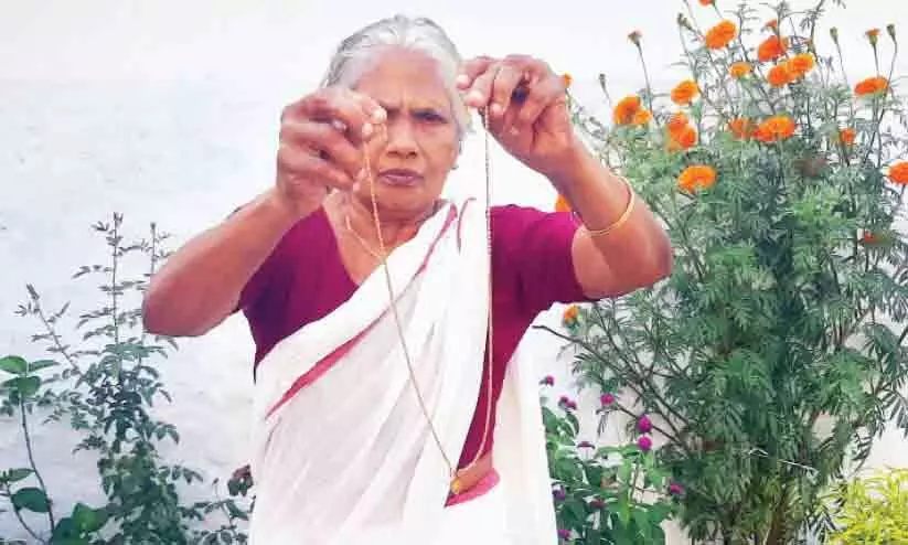 രണ്ടര പവന്റെ മാല പൊട്ടിച്ച മോഷ്ടാവിനെ കീഴ്പ്പെടുത്തി 75കാരി മാല പൊട്ടിച്ച മോഷ്ടാവിനെ കീഴ്പ്പെടുത്തി 75കാരി