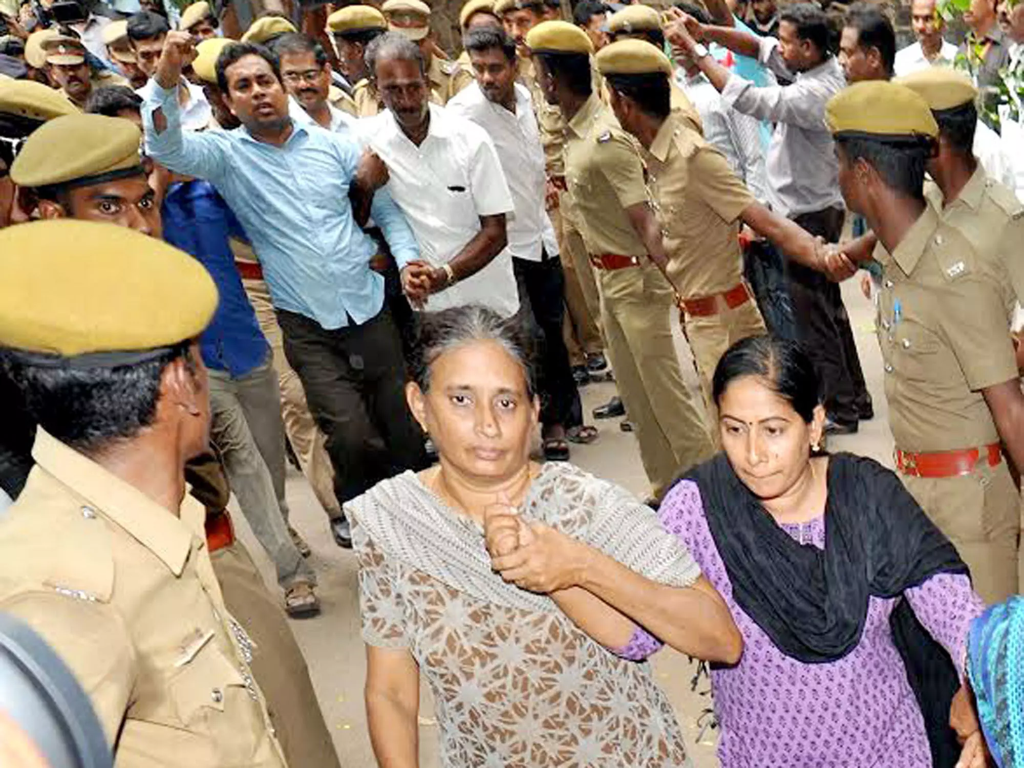 രൂപേഷിനെയും ഷൈനയെയും കോടതിയിൽ ഹാജരാക്കുന്നു. രൂപേഷിനെയും ഷൈനയെയും കോടതിയിൽ ഹാജരാക്കുന്നു.