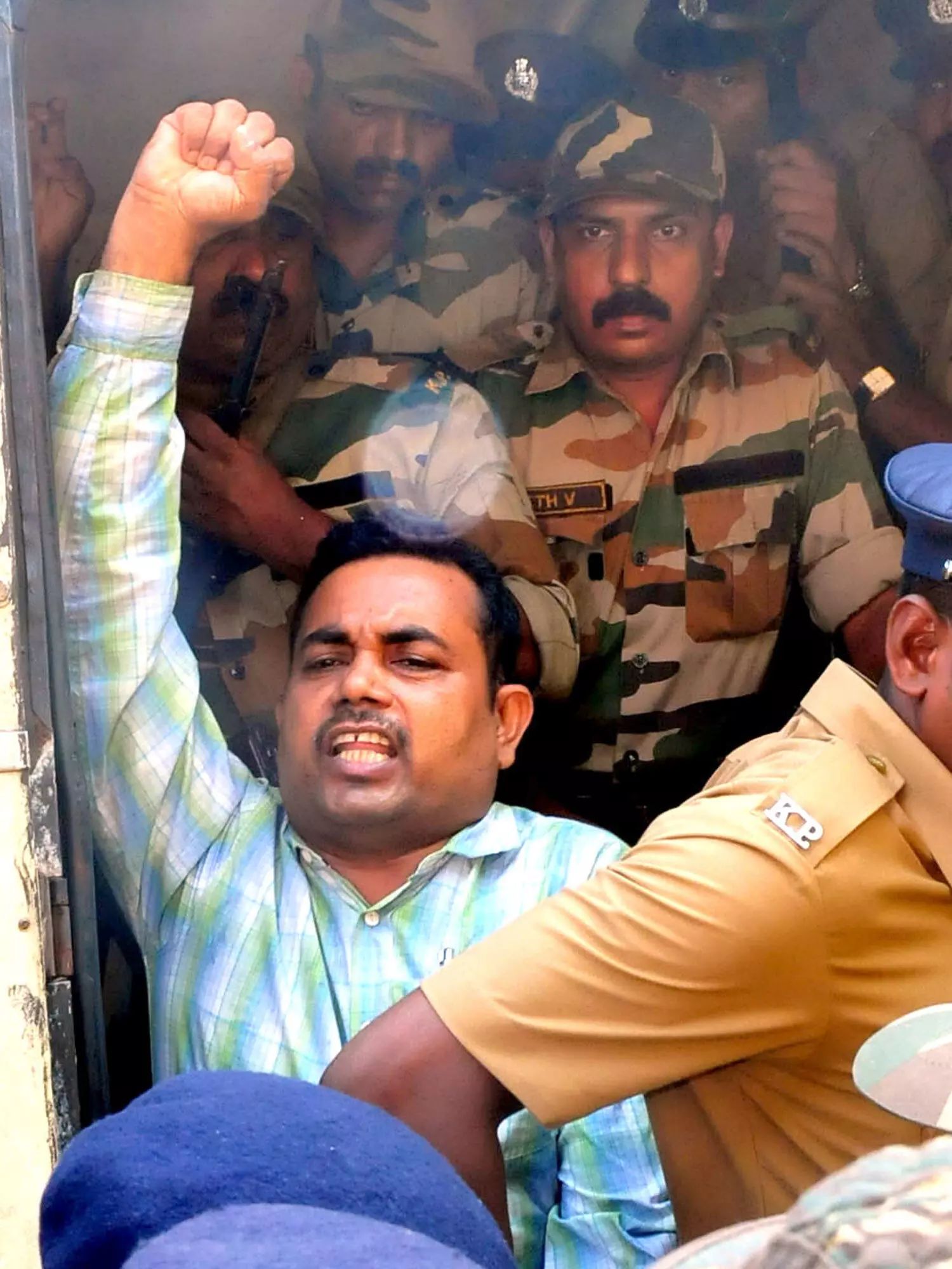 രൂപേഷിനെ കോടതിയിലേക്ക് കൊണ്ടുവരുന്നു രൂപേഷിനെ കോടതിയിലേക്ക് കൊണ്ടുവരുന്നു