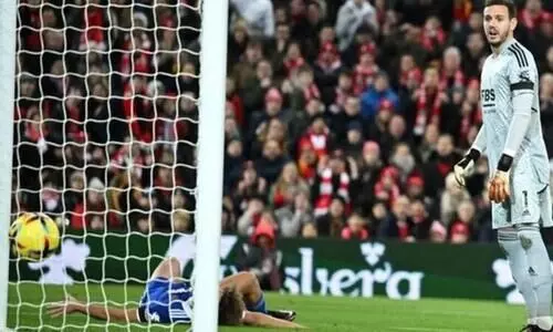 ലിവർപൂൾ ഗോളടിക്കാൻ മറന്ന പോസ്റ്റിൽ വൂട്ട് ഫൈസ് വക സെൽഫ്ഗോൾ രണ്ടുവട്ടം; ലെസ്റ്ററിന് തോൽവി