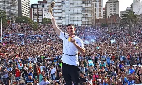 എംബാപ്പെയെ പരിഹസിച്ച് വിവാദമുണ്ടാക്കിയ എമി മാർടിനെസ് നാളെ ടോട്ടൻഹാമിനെതിരെ ഇറങ്ങും. ഖത്തർ കഥകൾ താരം മറക്കണമെന്ന് കോച്ച് എമറി