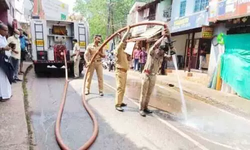 പാനൂർ ജങ്ഷനിൽ ഓയിൽ ചോർച്ച; ഇരുചക്ര വാഹനങ്ങൾ തെന്നിവീണു പാനൂർ ജങ്ഷനിൽ ഓയിൽ ചോർച്ച; ഇരുചക്ര വാഹനങ്ങൾ തെന്നിവീണു