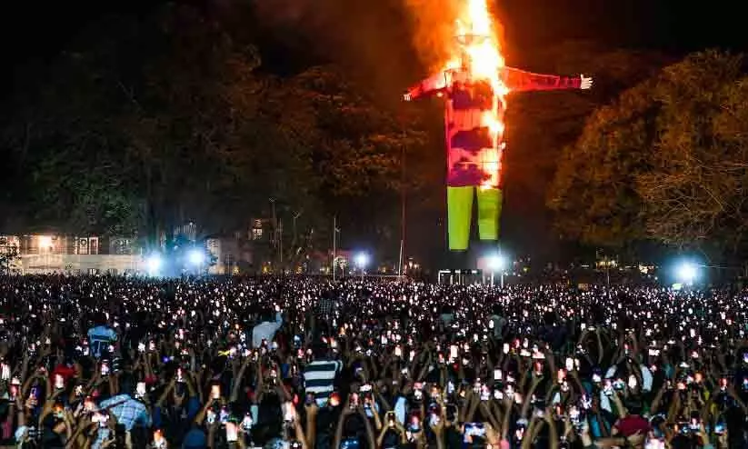 പതിനായിരങ്ങൾ സാക്ഷിയായി; 64 അടി ഉയരമുള്ള പപ്പാഞ്ഞിക്ക് തീകൊളുത്തി പതിനായിരങ്ങൾ സാക്ഷിയായി; 64 അടി ഉയരമുള്ള പപ്പാഞ്ഞിക്ക് തീകൊളുത്തി