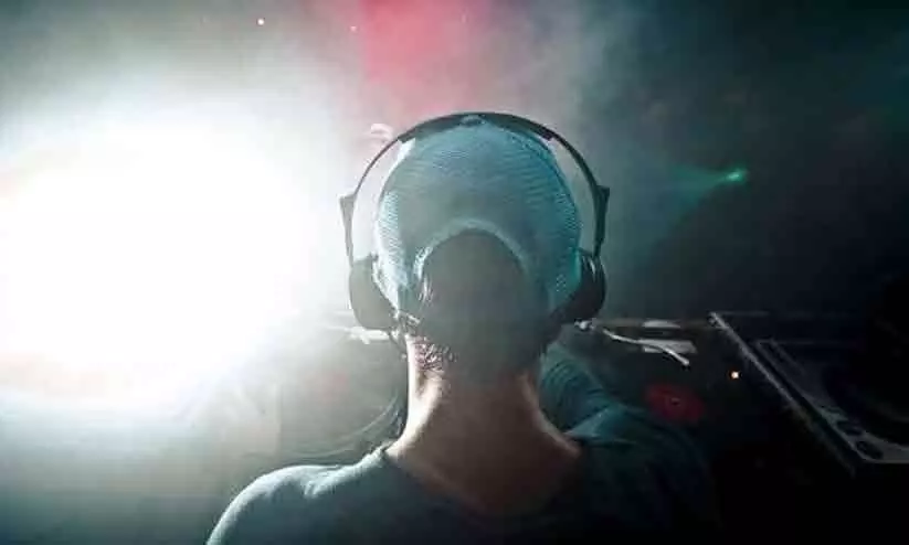 പുതുവത്സരാഘോഷം: സമയം വൈകി നടന്ന ഡി.ജെ പാർട്ടി തടയാൻ എത്തിയ പൊലീസിന് ​നേരെ കല്ലേറ്; രണ്ടുപേർക്ക് പരിക്ക്