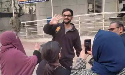 ചിരിച്ച് യാത്രപറഞ്ഞ് ഉമർ ഖാലിദ് ജയിലിലേക്ക് മടങ്ങി