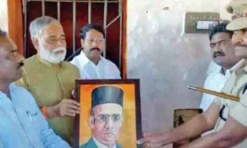 ബെളഗാവി ഹിന്ദൽഗ ജയിലിലും സവർക്കറുടെ ചിത്രം