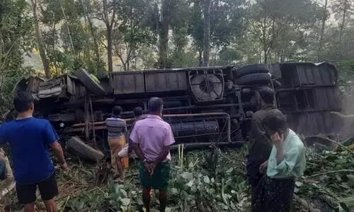 ഇടുക്കിയിൽ ടൂറിസ്റ്റ് ബസ് മറിഞ്ഞ് മലപ്പുറം സ്വദേശി മരിച്ചു; 40ഓളം പേർക്ക് പരിക്ക്