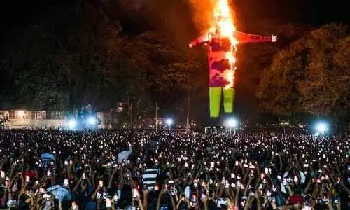 പതിനായിരങ്ങൾ സാക്ഷിയായി; 64 അടി ഉയരമുള്ള പപ്പാഞ്ഞിക്ക് തീകൊളുത്തി പതിനായിരങ്ങൾ സാക്ഷിയായി; 64 അടി ഉയരമുള്ള പപ്പാഞ്ഞിക്ക് തീകൊളുത്തി