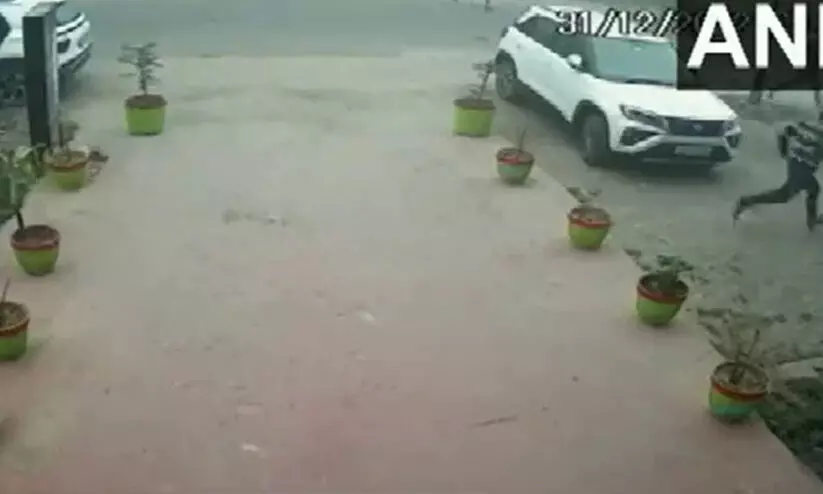 ഹരിയാനയിൽ തട്ടിക്കൊണ്ടു പോകലിൽ നിന്ന് യുവതി രക്ഷപെട്ടത് തലനാരിഴക്ക് ഹരിയാനയിൽ തട്ടിക്കൊണ്ടു പോകലിൽ നിന്ന് യുവതി രക്ഷപെട്ടത് തലനാരിഴക്ക്