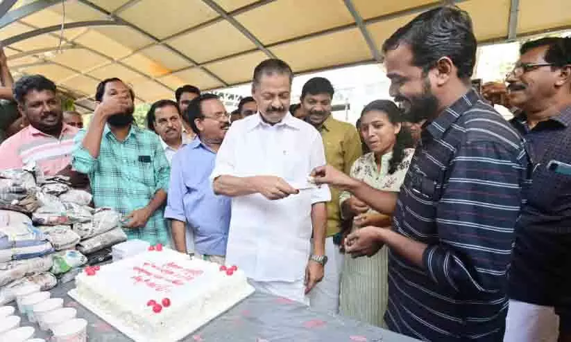 ‘വയറെരിയുന്നവരുടെ മിഴി നിറയാതിരിക്കാൻ’... ഡി.വൈ.എഫ്.ഐയുടെ ഉച്ചഭക്ഷണ പദ്ധതിക്ക് ആറുവയസ്സ് ‘വയറെരിയുന്നവരുടെ മിഴി നിറയാതിരിക്കാൻ’... ഡി.വൈ.എഫ്.ഐയുടെ ഉച്ചഭക്ഷണ പദ്ധതിക്ക് ആറുവയസ്സ്