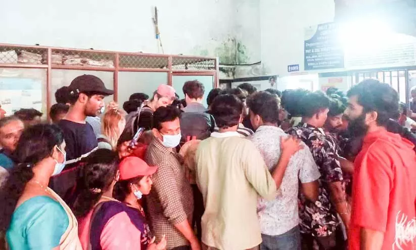 തകർത്തുവാരി ബോട്ട്​ സർവിസ്​; ജലമെട്രോ ശോകം