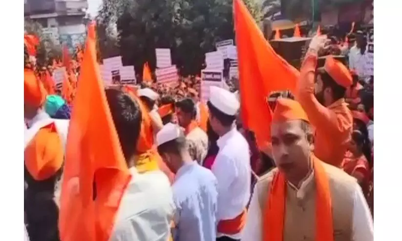 മഹാരാഷ്ട്രയിൽ ലവ് ജിഹാദിനും പശുവിനെ അറുക്കലിനും എതിരെ ജാഥ സംഘടിപ്പിച്ച് ഹിന്ദുത്വ സംഘടനകൾ മഹാരാഷ്ട്രയിൽ ലവ് ജിഹാദിനും പശുവിനെ അറുക്കലിനും എതിരെ ജാഥ സംഘടിപ്പിച്ച് ഹിന്ദുത്വ സംഘടനകൾ