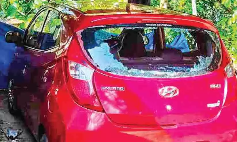 സ്ത്രീകൾ തനിച്ച് താമസിക്കുന്ന വീടിനുനേരെ ആക്രമണം സ്ത്രീകൾ തനിച്ച് താമസിക്കുന്ന വീടിനുനേരെ ആക്രമണം