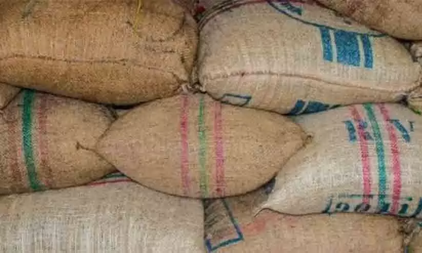 നാല് ചാക്ക് അരി കയറ്റിയതിന് നോക്കുകൂലി ആവശ്യപ്പെട്ട് കടയുടമക്ക് തെറിവിളി, ജീവനക്കാരന് മർദനം