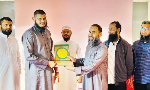 അ​ബ്​​ദു​ശ​ഹീ​ദ്‌ ഫാ​റൂ​ഖി​ക്ക് യാ​ത്ര​യ​യ​പ്പ് ന​ൽ​കി