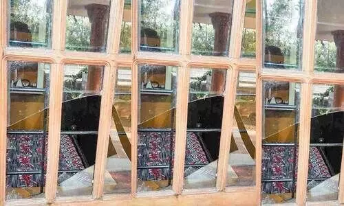 മദ്യലഹരിയിൽ റിട്ട. എസ്.ഐ വീടും വാഹനങ്ങളും തകർത്തു മദ്യലഹരിയിൽ റിട്ട. എസ്.ഐ വീടും വാഹനങ്ങളും തകർത്തു