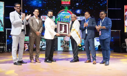 ക​മ​ലി​നെ കു​ഞ്ചാ​ക്കോ ബോ​ബ​ൻ പൊ​ന്നാ​ട​യ​ണി​യി​ച്ച്​ ആ​ദ​രി​ക്കുന്നു