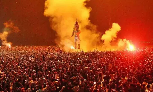 ശ്വാസമടക്കി കൊച്ചി; പുതുവത്സരാഘോഷ നടത്തിപ്പിൽ ഗുരുതരവീഴ്ച ശ്വാസമടക്കി കൊച്ചി; പുതുവത്സരാഘോഷ നടത്തിപ്പിൽ ഗുരുതരവീഴ്ച