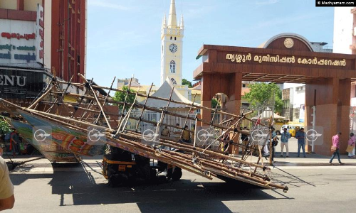 തൃശൂരിൽ കമാനം വീണ് ഓട്ടോറിക്ഷ തകർന്നു; രണ്ട് പേർക്ക് പരിക്ക്