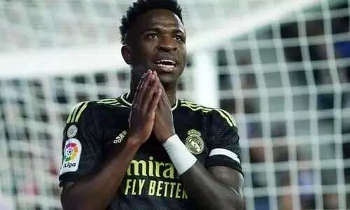 ലാ ലിഗയിൽ വീണ്ടും വംശീയക്കളി; വിനീഷ്യസിനെതിരെ കുപ്പിയേറും തെറിവിളിയും