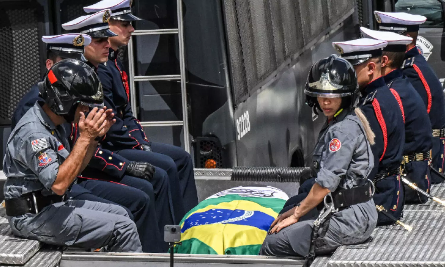 കാൽപന്തുരാജാവിന് വിടചൊല്ലി ലോകം; പെലെയുടെ മൃതദേഹം സംസ്കരിച്ചു