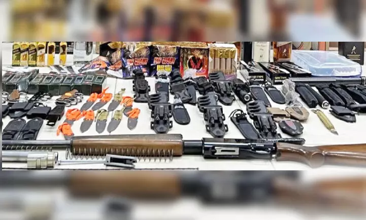 കുവൈത്തിൽ വാഹനപരിശോധനക്കിടെ ആയുധങ്ങളും മദ്യവും പിടികൂടി കുവൈത്തിൽ വാഹനപരിശോധനക്കിടെ ആയുധങ്ങളും മദ്യവും പിടികൂടി