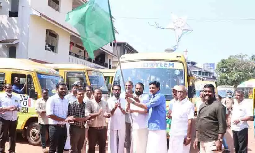 കേറിക്കോളീ... ഞാളെത്തിക്കാ... വണ്ടി ദാ പോണ് കേറിക്കോളീ... ഞാളെത്തിക്കാ... വണ്ടി ദാ പോണ്