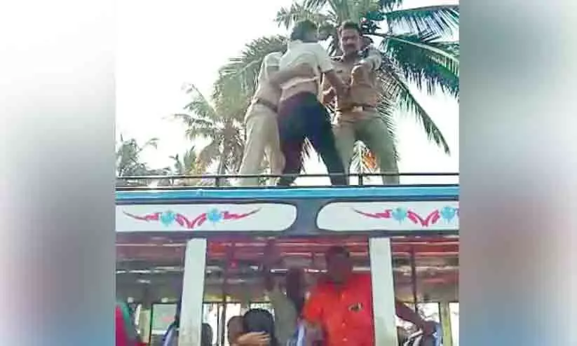ബസിന് മുകളിൽ കയറി യുവാവ് പരിഭ്രാന്തി പരത്തി ബസിന് മുകളിൽ കയറി യുവാവ് പരിഭ്രാന്തി പരത്തി