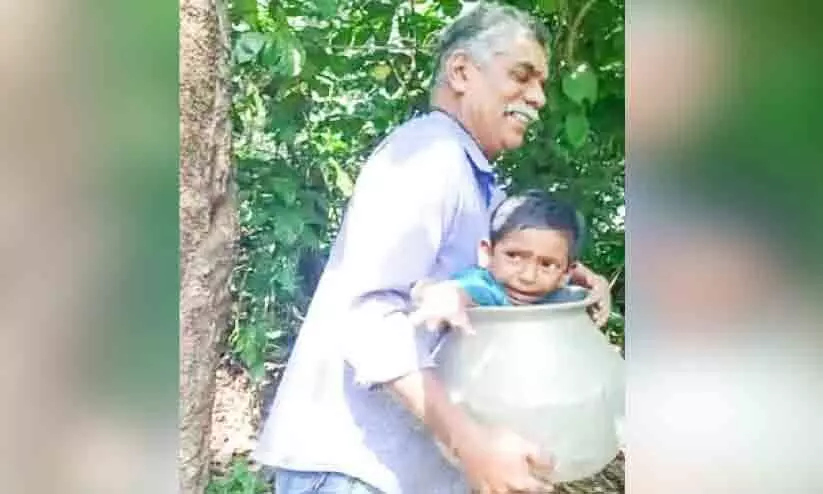 ക​ല​ത്തി​നു​ള്ളി​ൽ കു​ടു​ങ്ങി​യ മൂന്ന് വയസ്സുകാരനെ  അഗ്നിരക്ഷസേന പുറത്തെടുത്തു