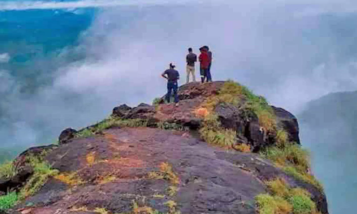 സഞ്ചാരികളെ മാടിവിളിച്ച് ഉറിതൂക്കിമല