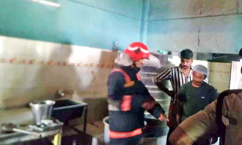 എൻ.സി.സി ക്യാമ്പിൽ പാചകവാതക സിലിണ്ടറിന് തീപിടിച്ചു എൻ.സി.സി ക്യാമ്പിൽ പാചകവാതക സിലിണ്ടറിന് തീപിടിച്ചു